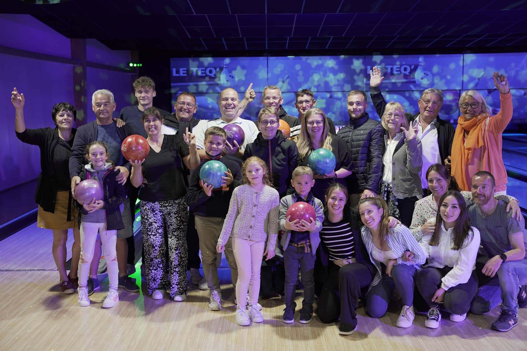 groupe de personne après une partie de bowling